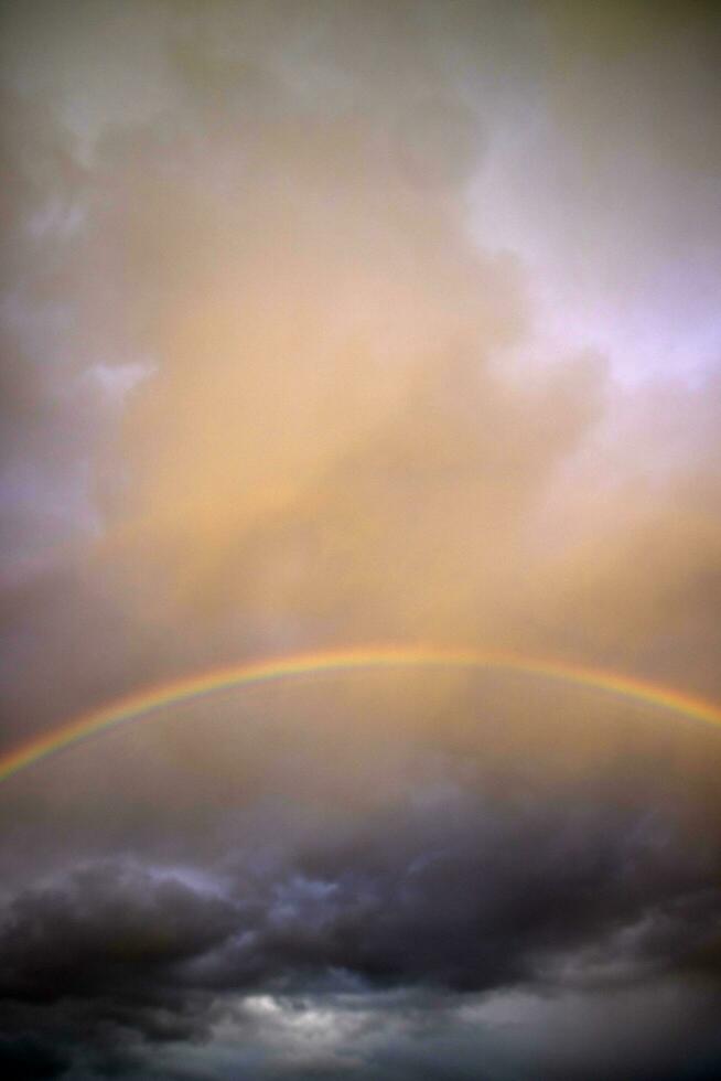 das Regenbogen nach das Sturm foto