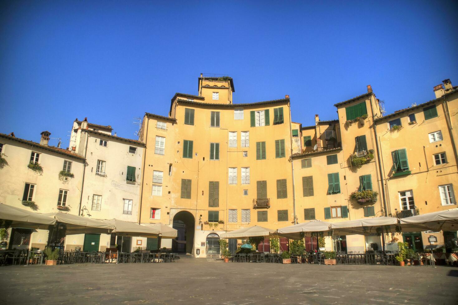 Piazza von das Amphitheater von lucca foto