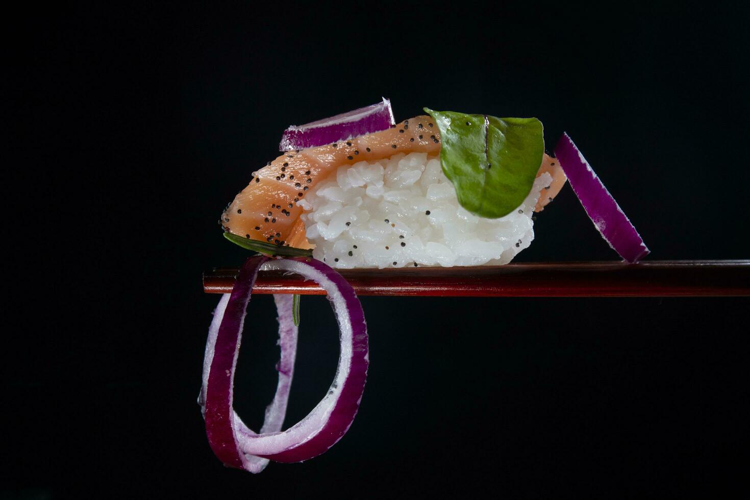 Sushi mit rot Zwiebel Garnierung foto