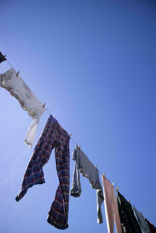 Wäsche hängend aus im das Sonne foto