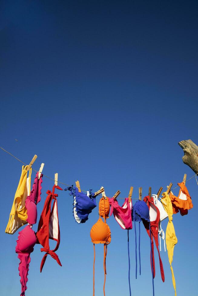 weiblich Badebekleidung hängend im das Sonne zu trocken foto