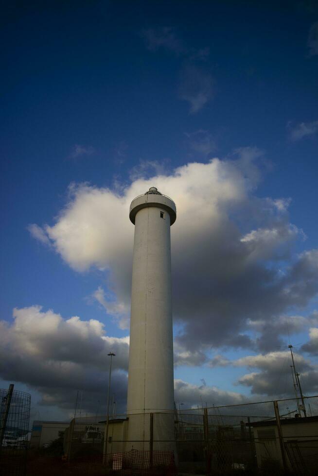 das Leuchtturm im das Hafen von viareggio Toskana Italien foto