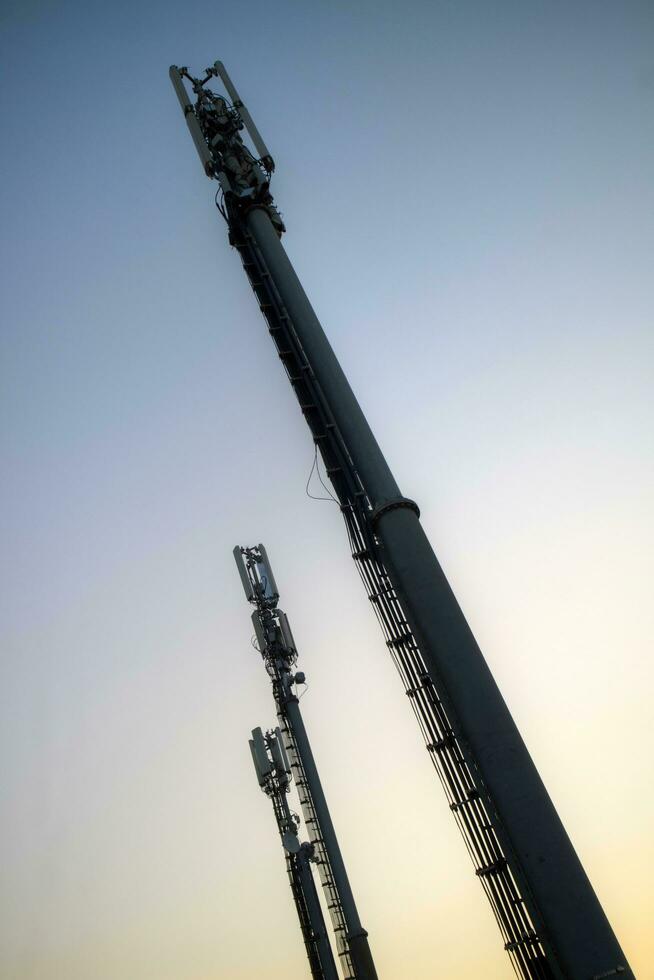 Antenne zum Handy, Mobiltelefon Telefonie gesehen gegen das Licht foto