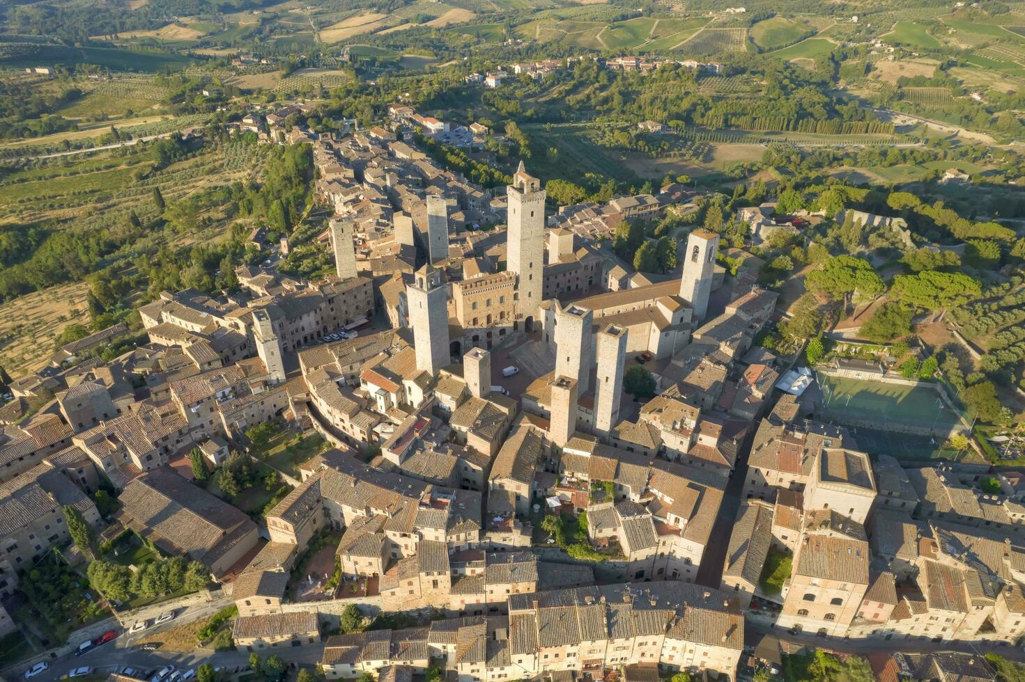 Antenne Aussicht von das Stadt, Dorf von san Gimignano Toskana Italien foto