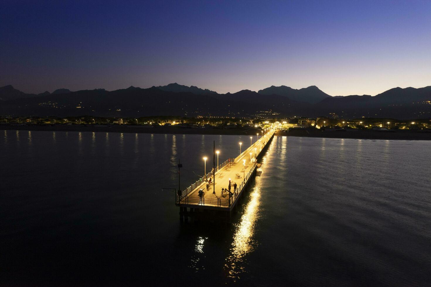 Nacht Antenne Aussicht von das Seebrücke von Stärke dei marmi Toskana Italien foto