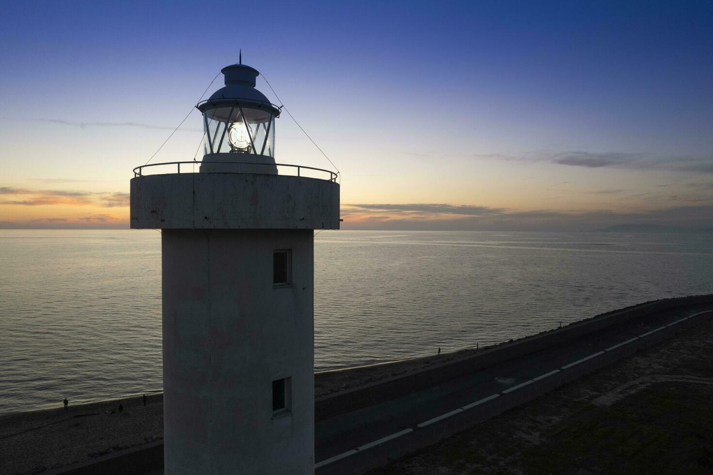 Antenne Aussicht von ein maritim Leuchtturm genommen beim Nacht foto