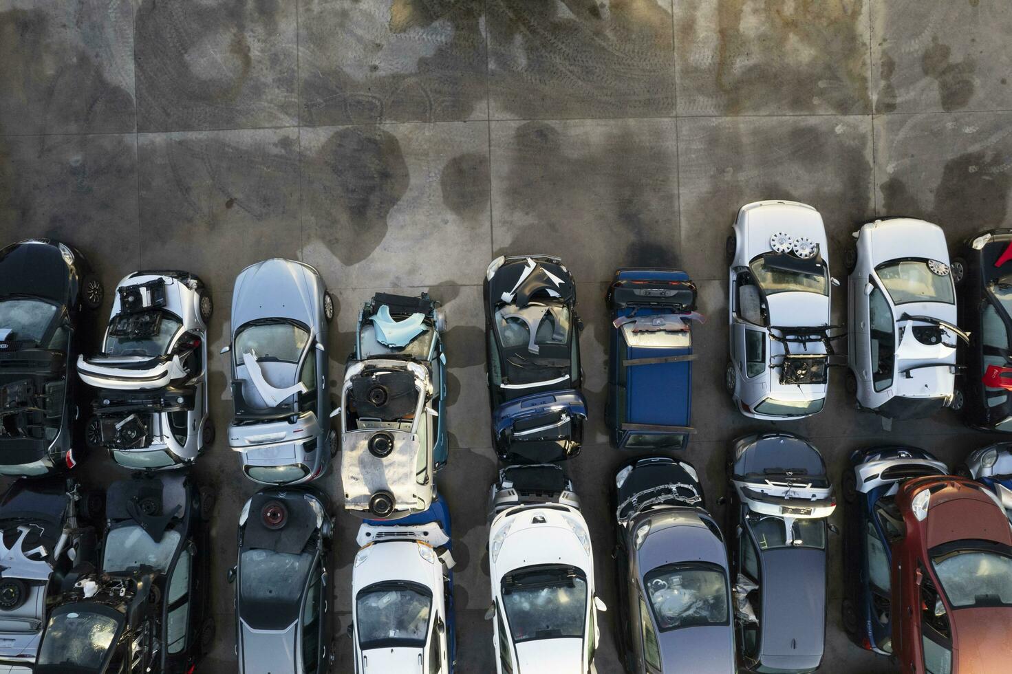 Antenne Aussicht von ein klein Auto Abriss Park foto