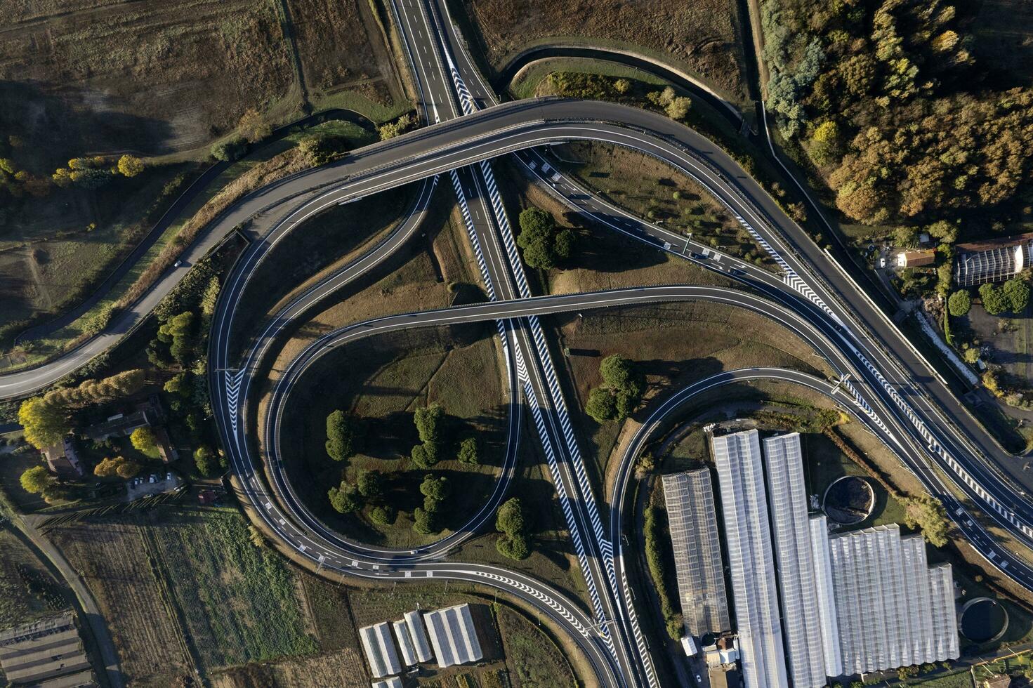 Antenne Aussicht von ein Autobahn Kreuzung fotografiert während das Tag foto