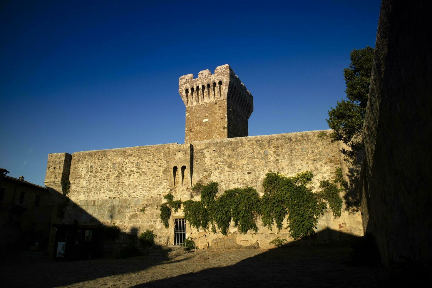 fotografisch Dokumentation von das Schloss von Populonia Toskana Italien foto