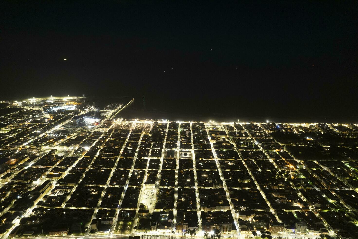 Nacht Antenne Aussicht von das Stadt von viareggio Toskana Italien foto