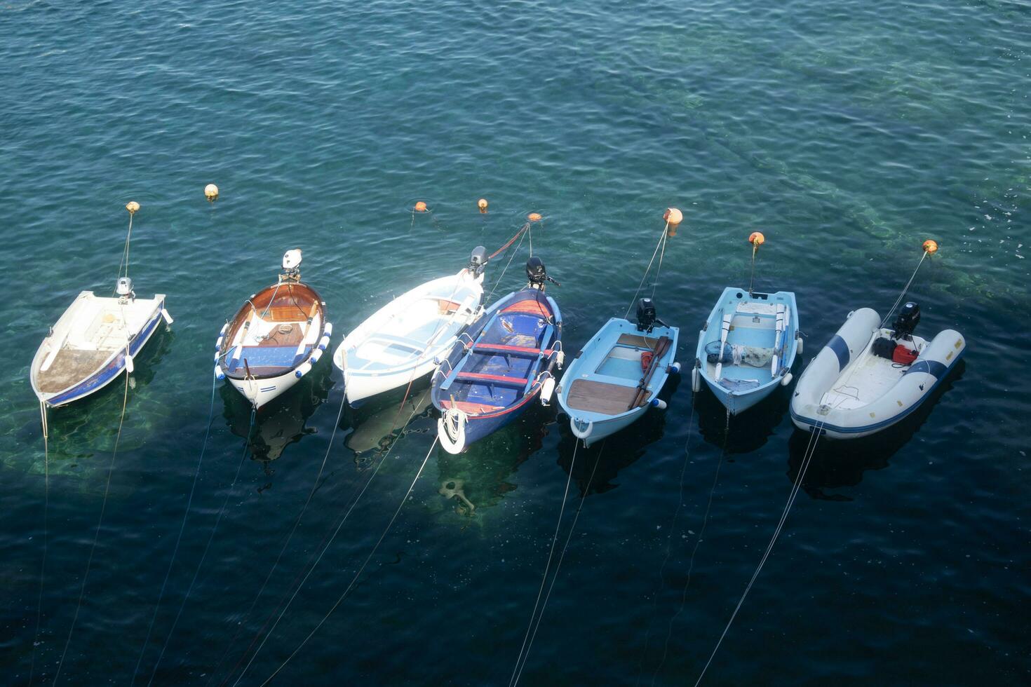 klein Angeln Boote festgemacht im das Hafen foto