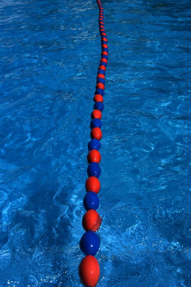 ein Blau Schwimmen Schwimmbad mit Orange und rot Linien foto