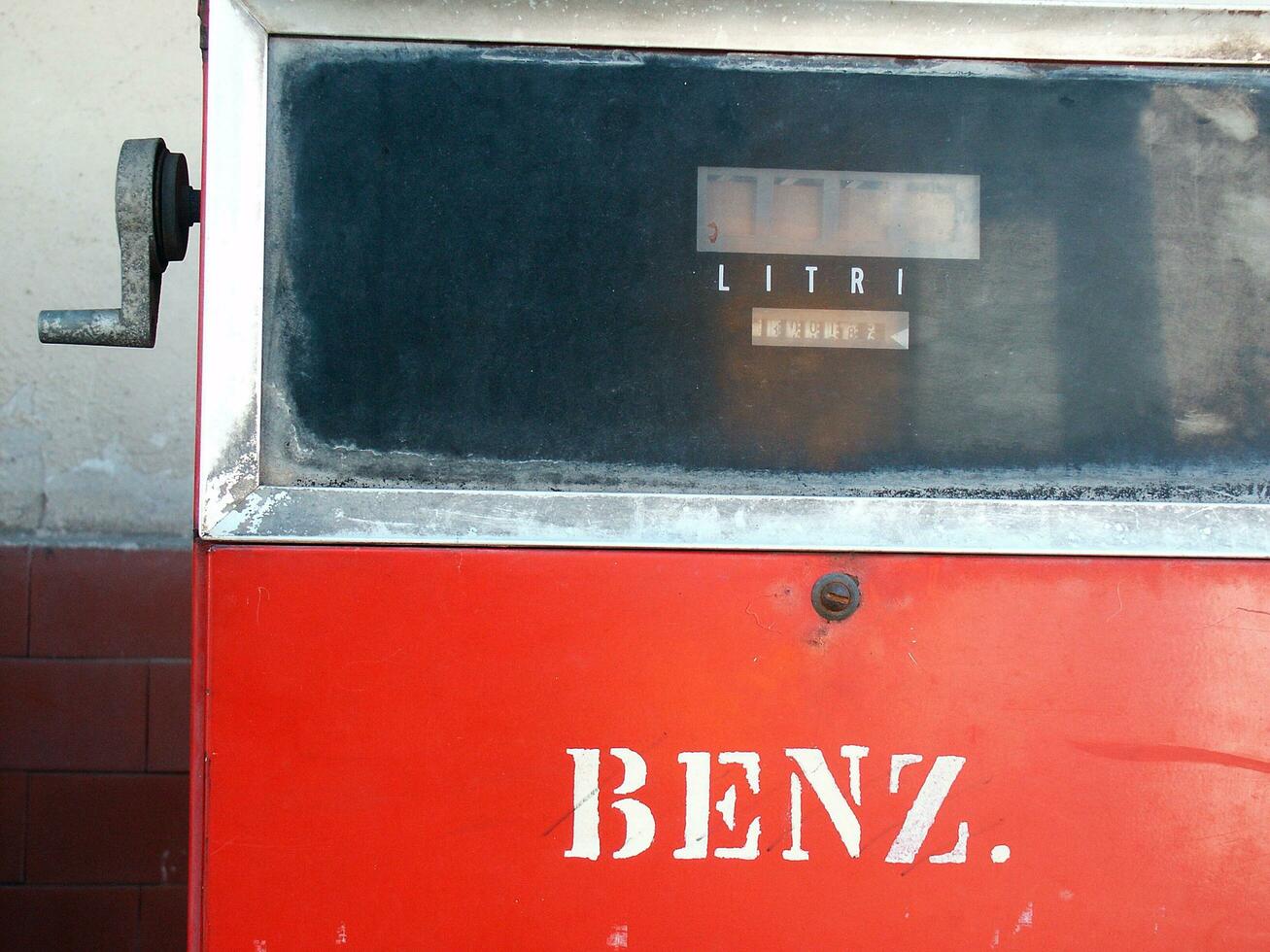 ein rot und Weiß Diesel Pumpe foto