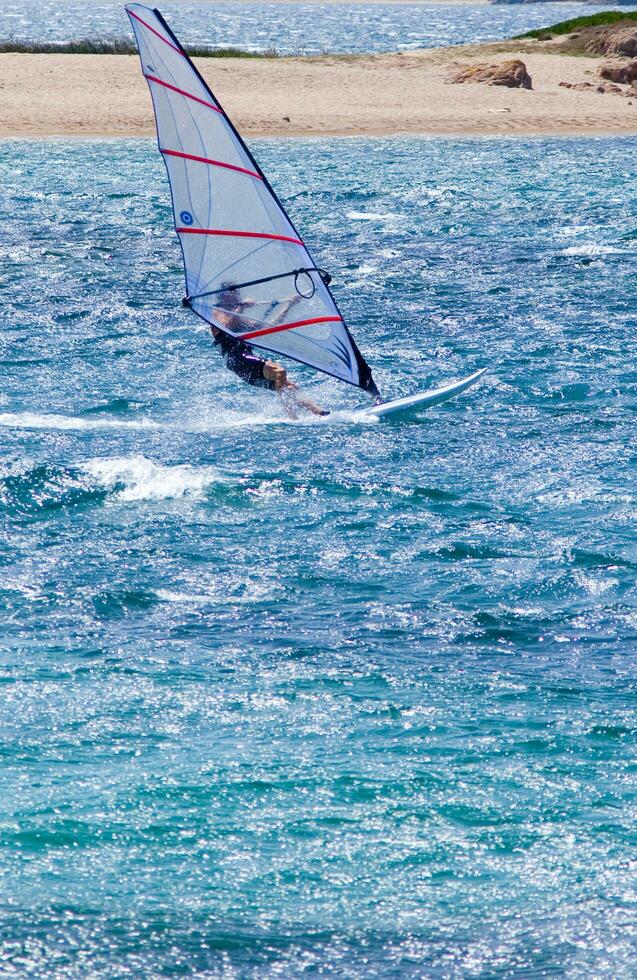 ein Mann Windsurfen im das Ozean foto