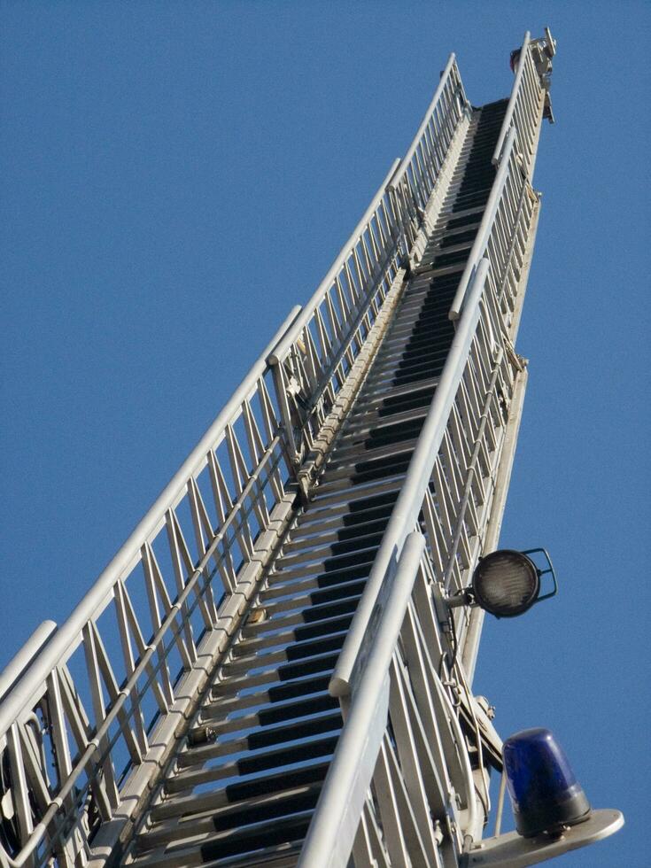 ein hoch Metall Turm mit ein Blau Himmel im das Hintergrund foto