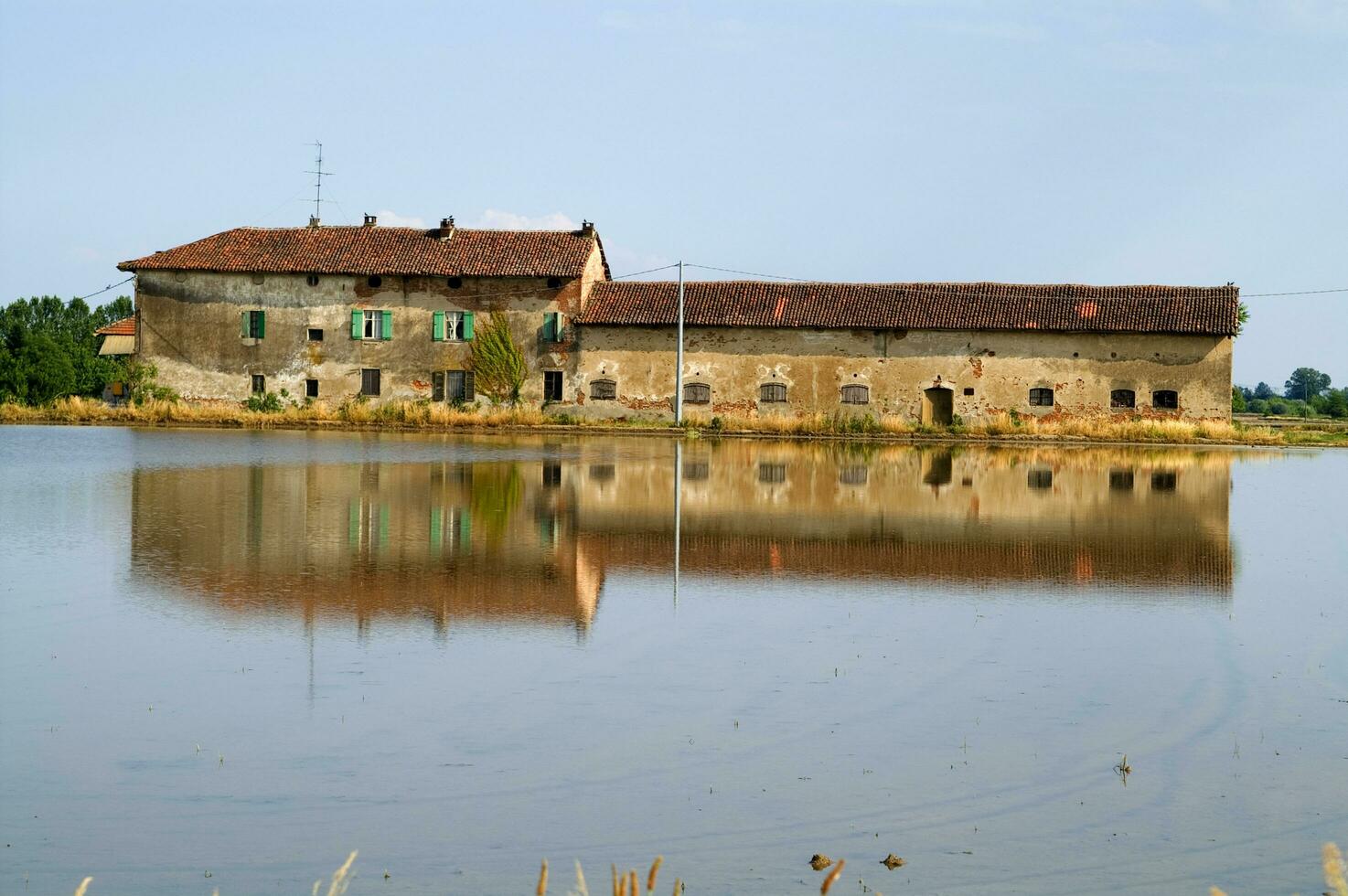 uralt Bauernhöfe im das Reis Felder im vercelli Italien foto