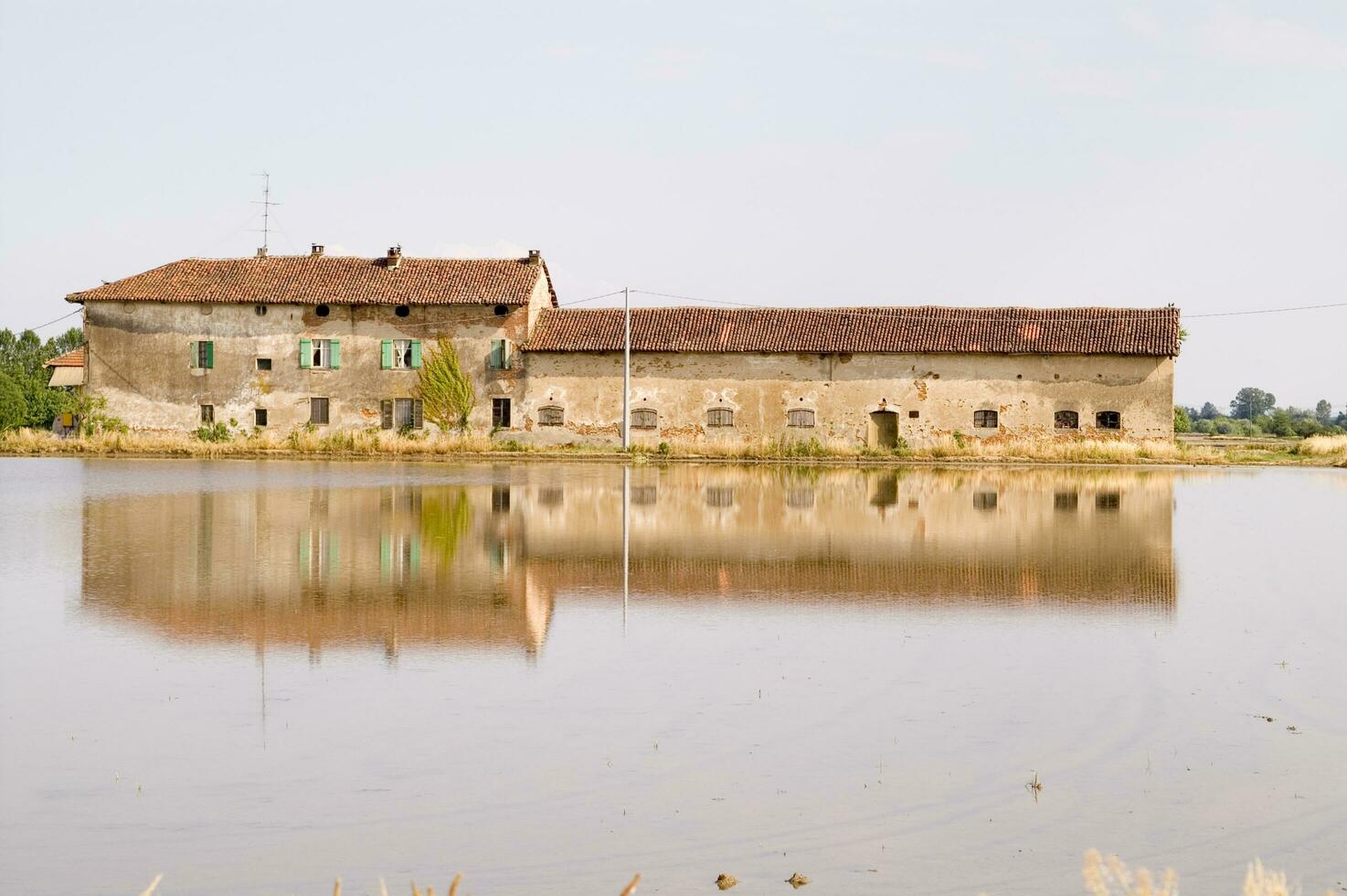 uralt Bauernhöfe im das Reis Felder im vercelli Italien foto