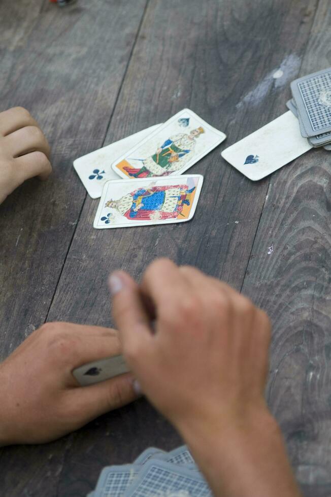ein Person ist spielen Karten mit ein Deck von Karten foto