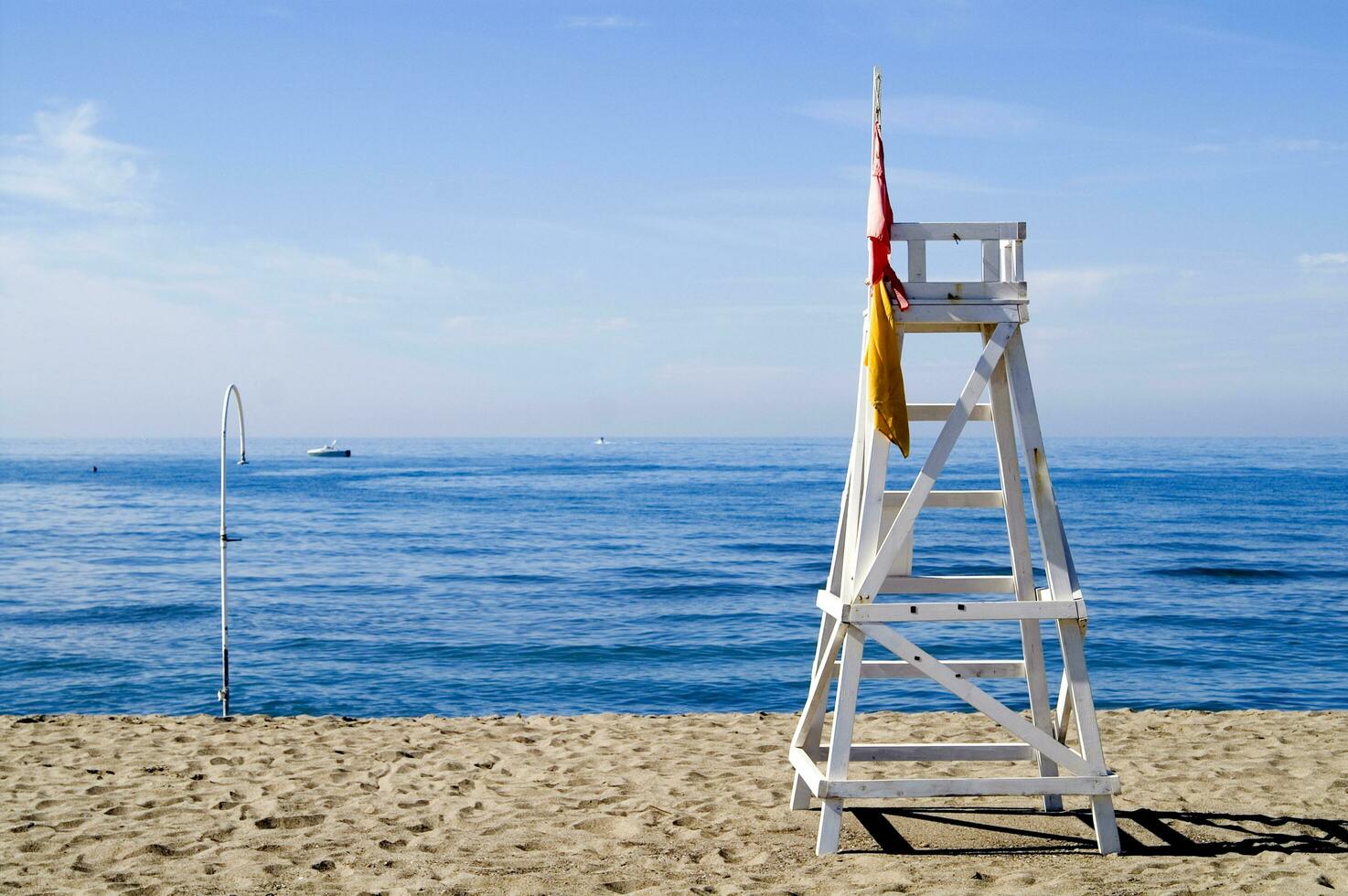 ein Rettungsschwimmer Stuhl Sitzung auf ein Strand foto