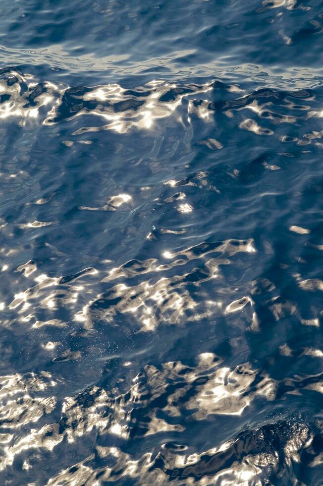 ein Antenne Aussicht von das Ozean mit ein Boot im das Wasser foto