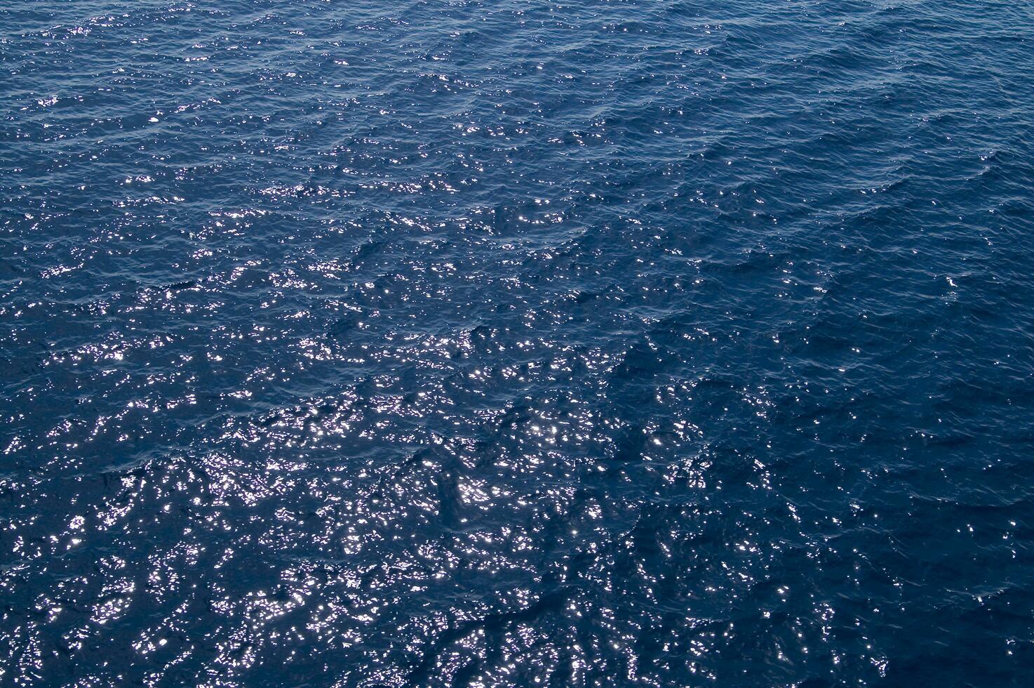 ein Antenne Aussicht von das Ozean mit ein Boot im das Wasser foto