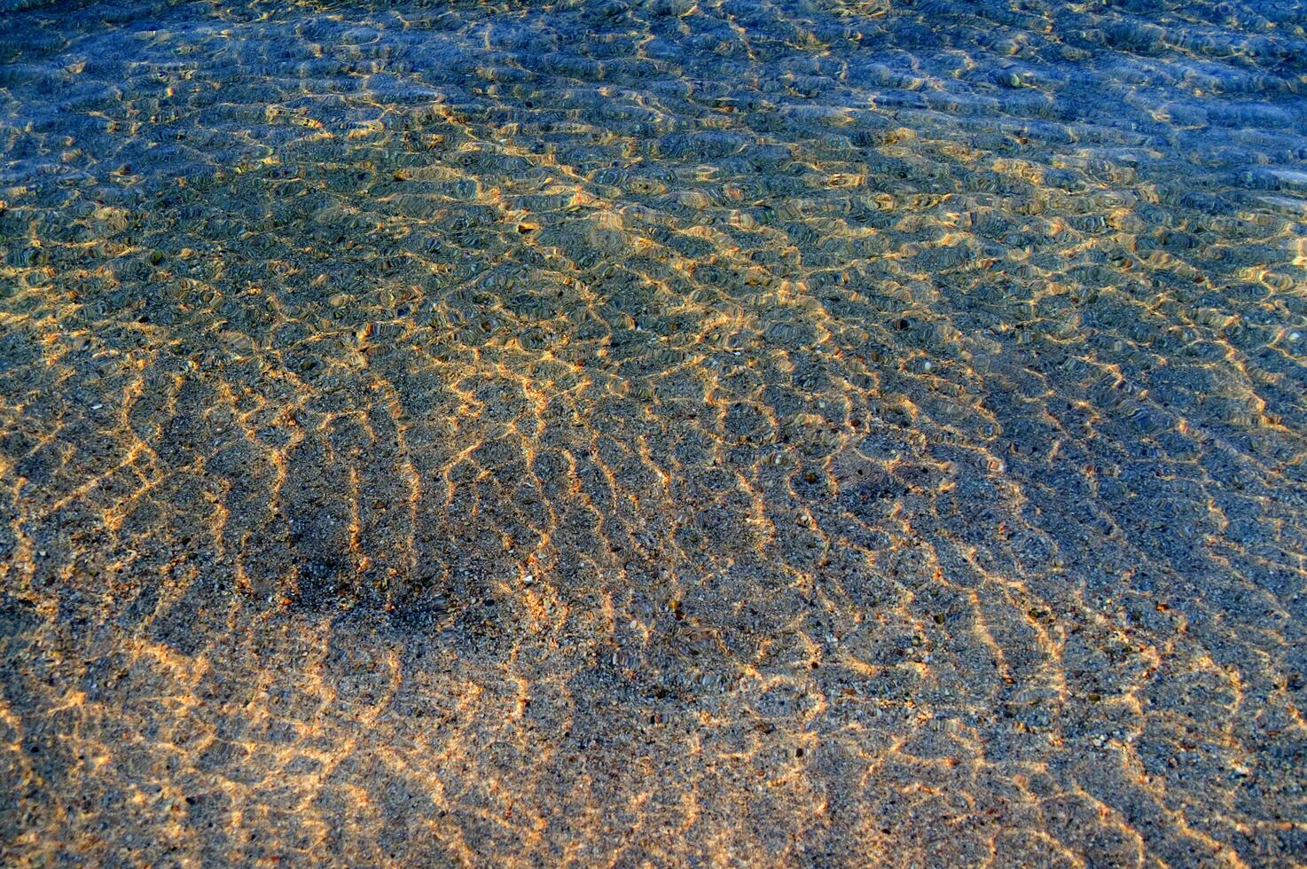 das Wasser ist klar und Blau mit Sand foto