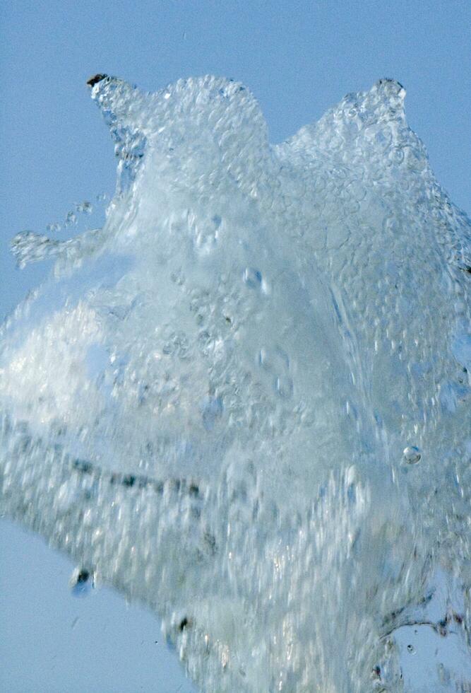 das Wasser Spiele von ein Brunnen foto