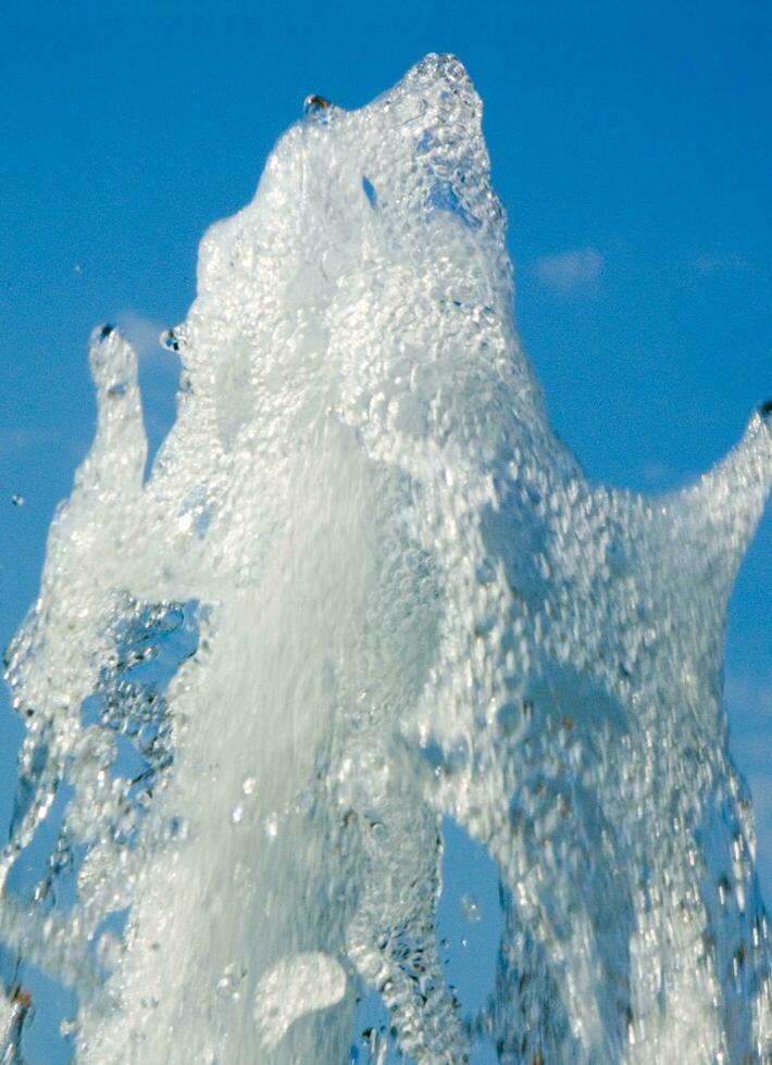 das Wasser Spiele von ein Brunnen foto