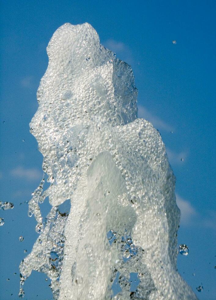 das Wasser Spiele von ein Brunnen foto