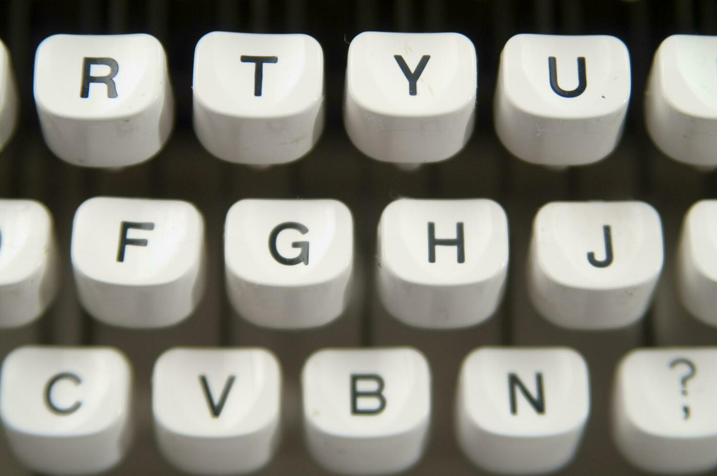 ein schließen oben von ein Schreibmaschine Tastatur mit das Briefe oop foto
