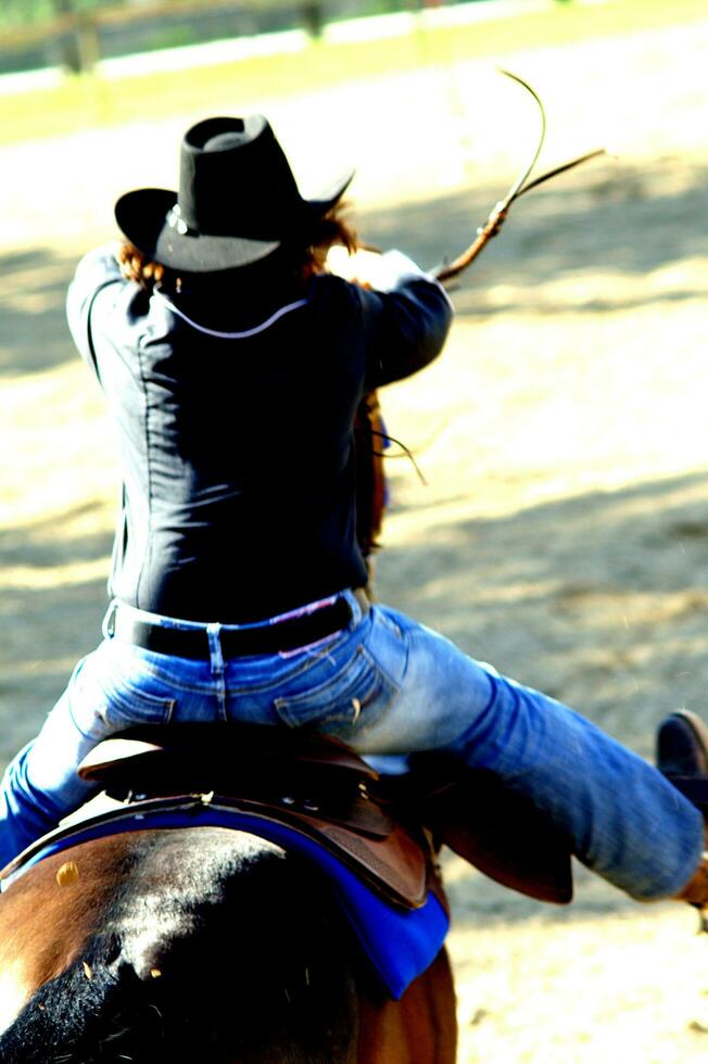 ein Person Reiten ein Pferd foto