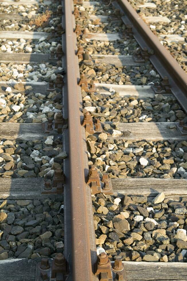 ein schließen oben von ein Eisenbahn Spur mit Kies foto