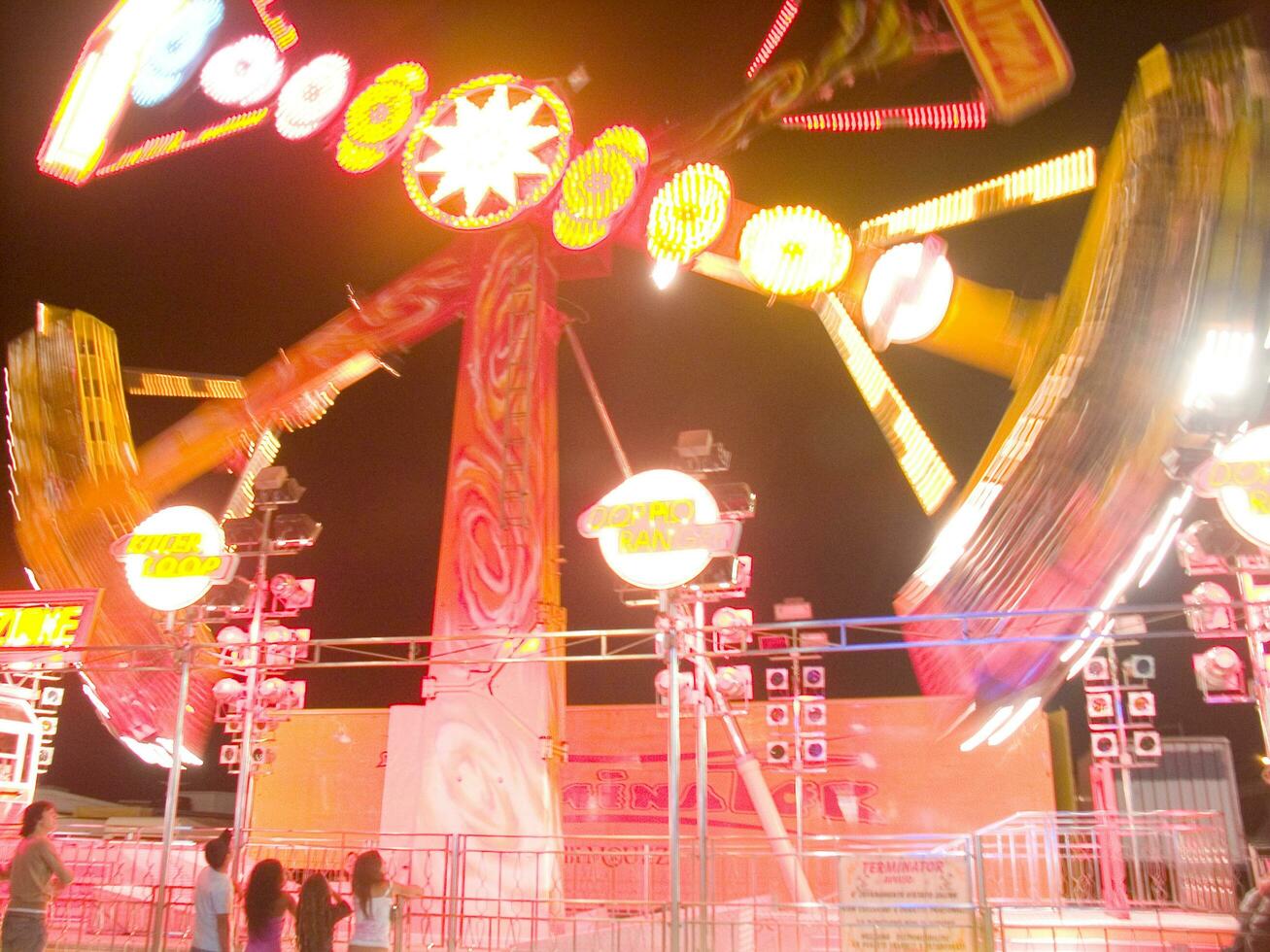 Aussicht von ein Kirmes beim Nacht foto