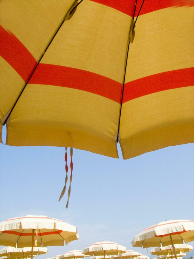 klassisch Sommer- Regenschirme foto