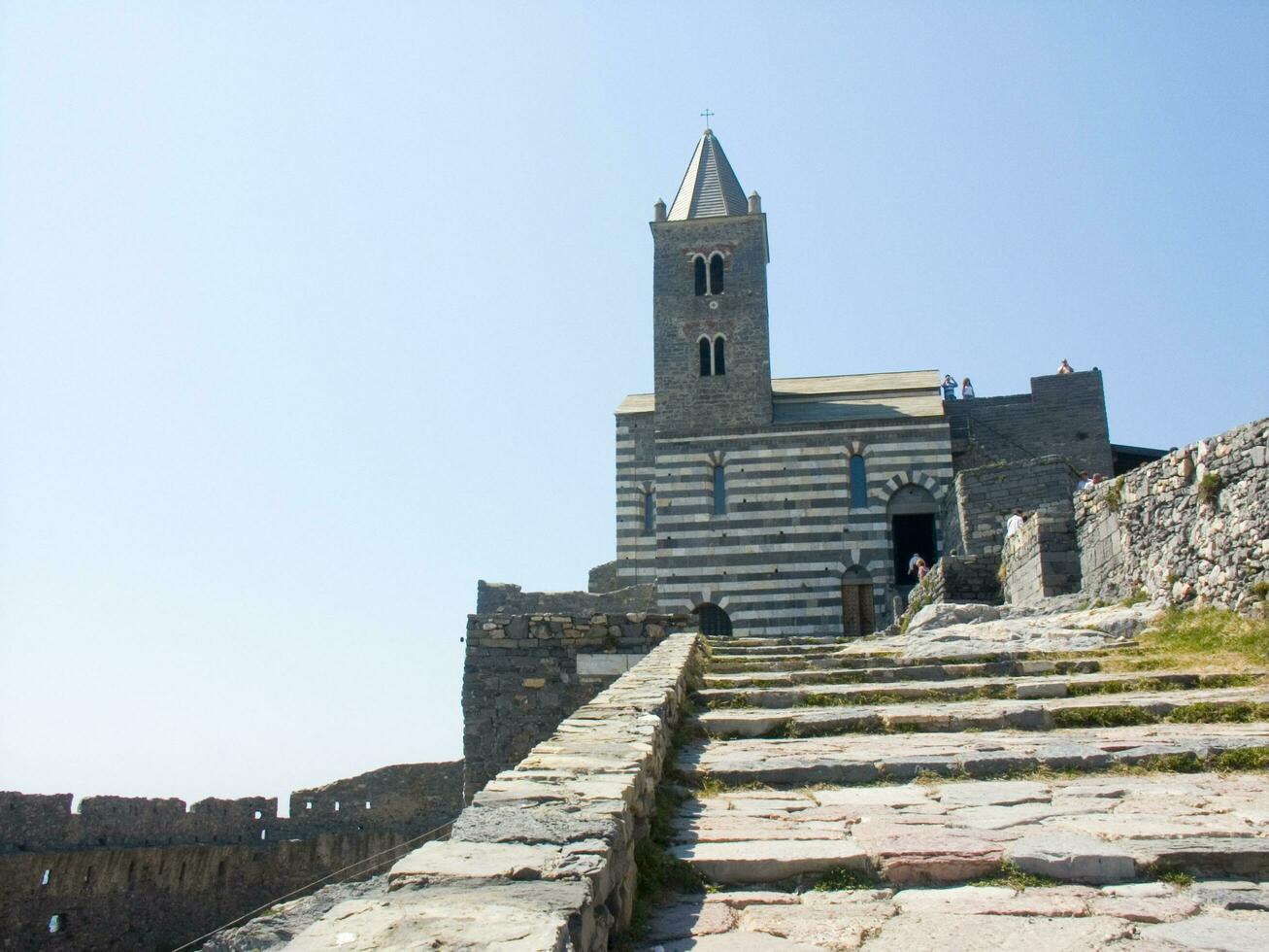 das Kirche von das Strand Dorf von portovenere Ligurien foto