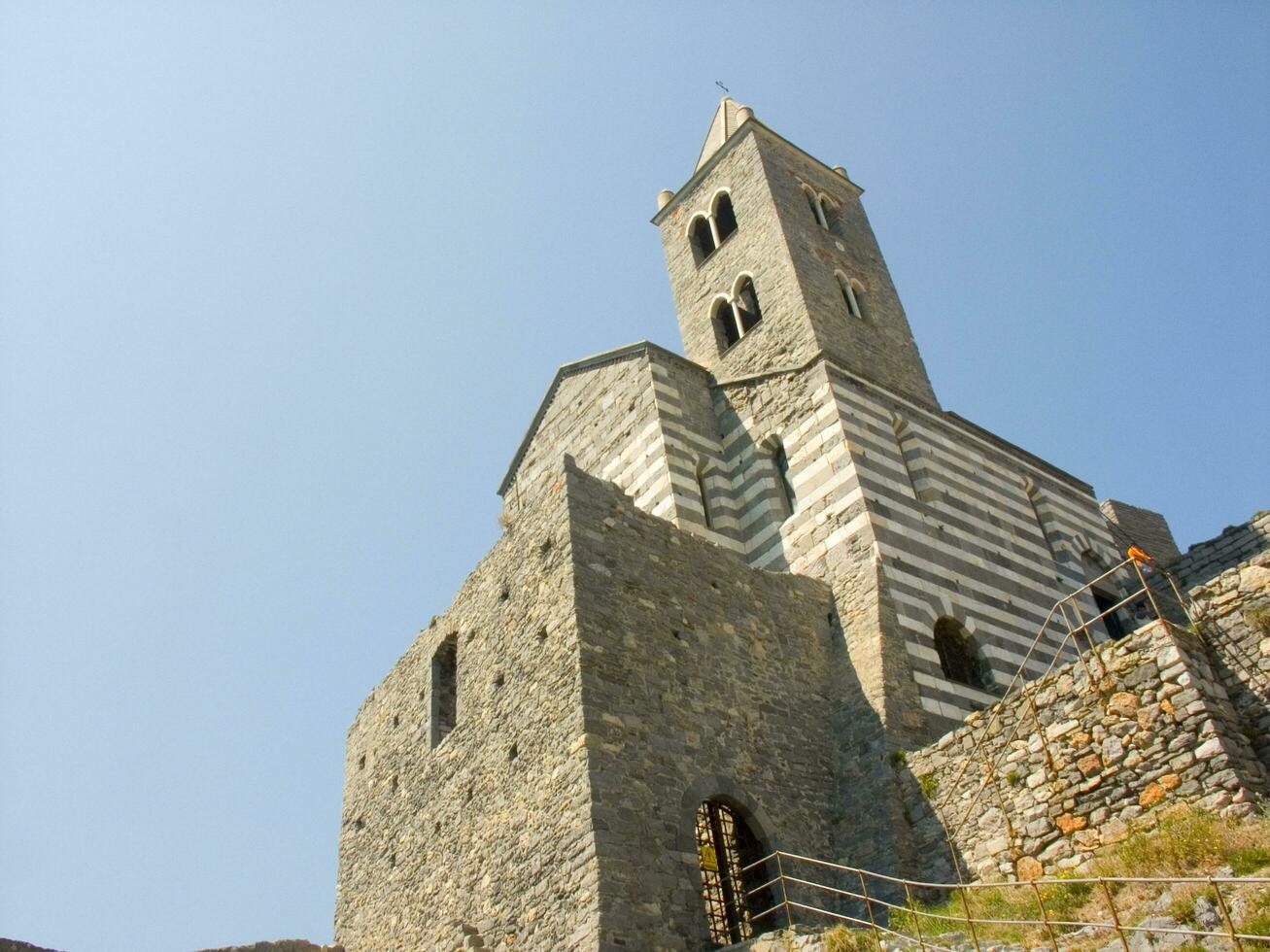 das Kirche von das Strand Dorf von portovenere Ligurien foto