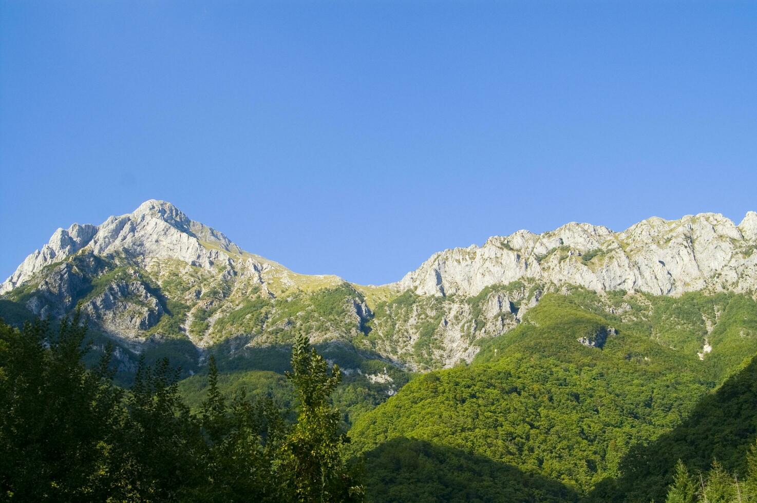 ein Berg Angebot mit ein wenige Häuser auf oben foto