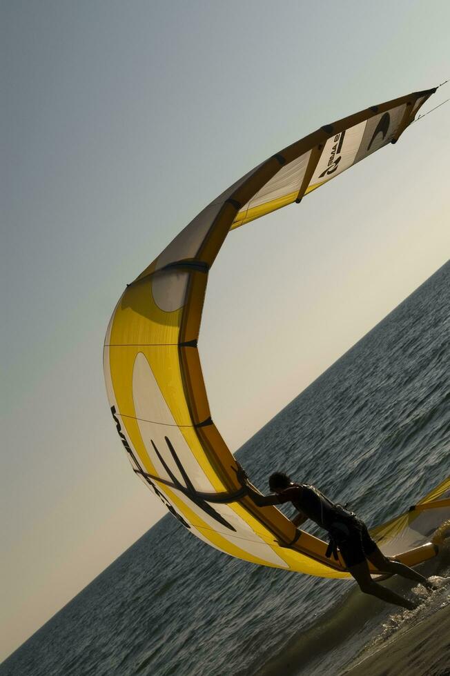 ein Person Parasailing im das Ozean foto