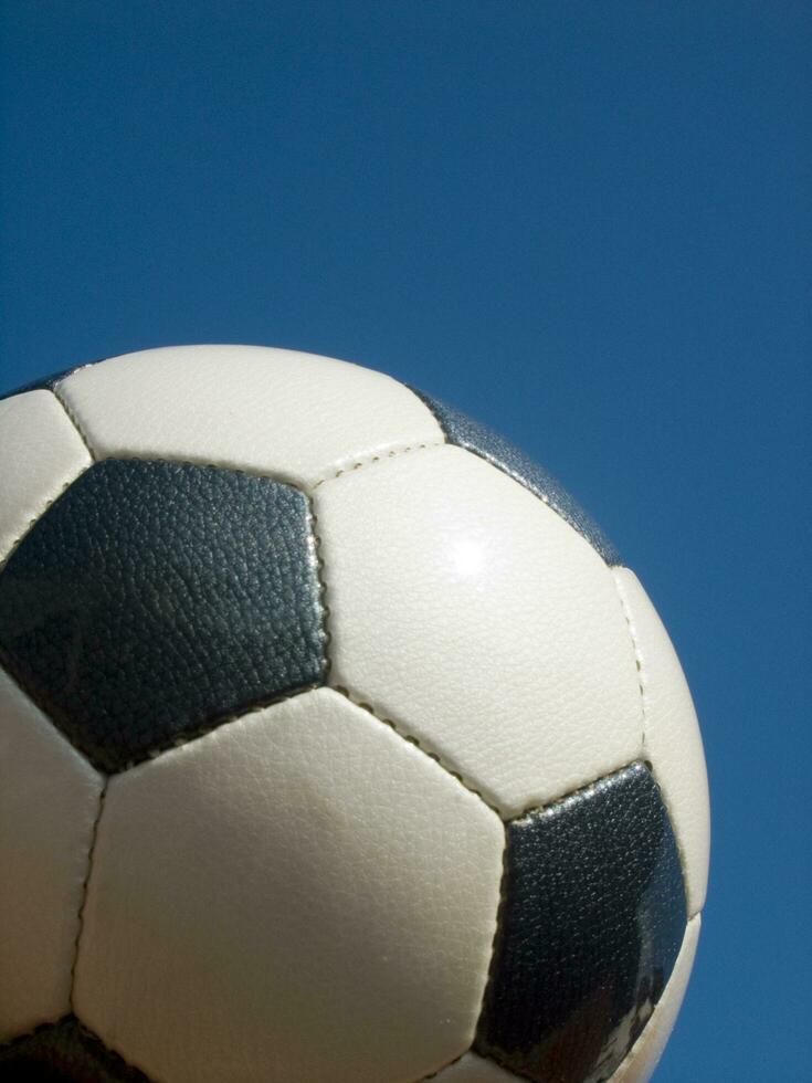 ein schließen oben von ein Fußball Ball mit Leder foto