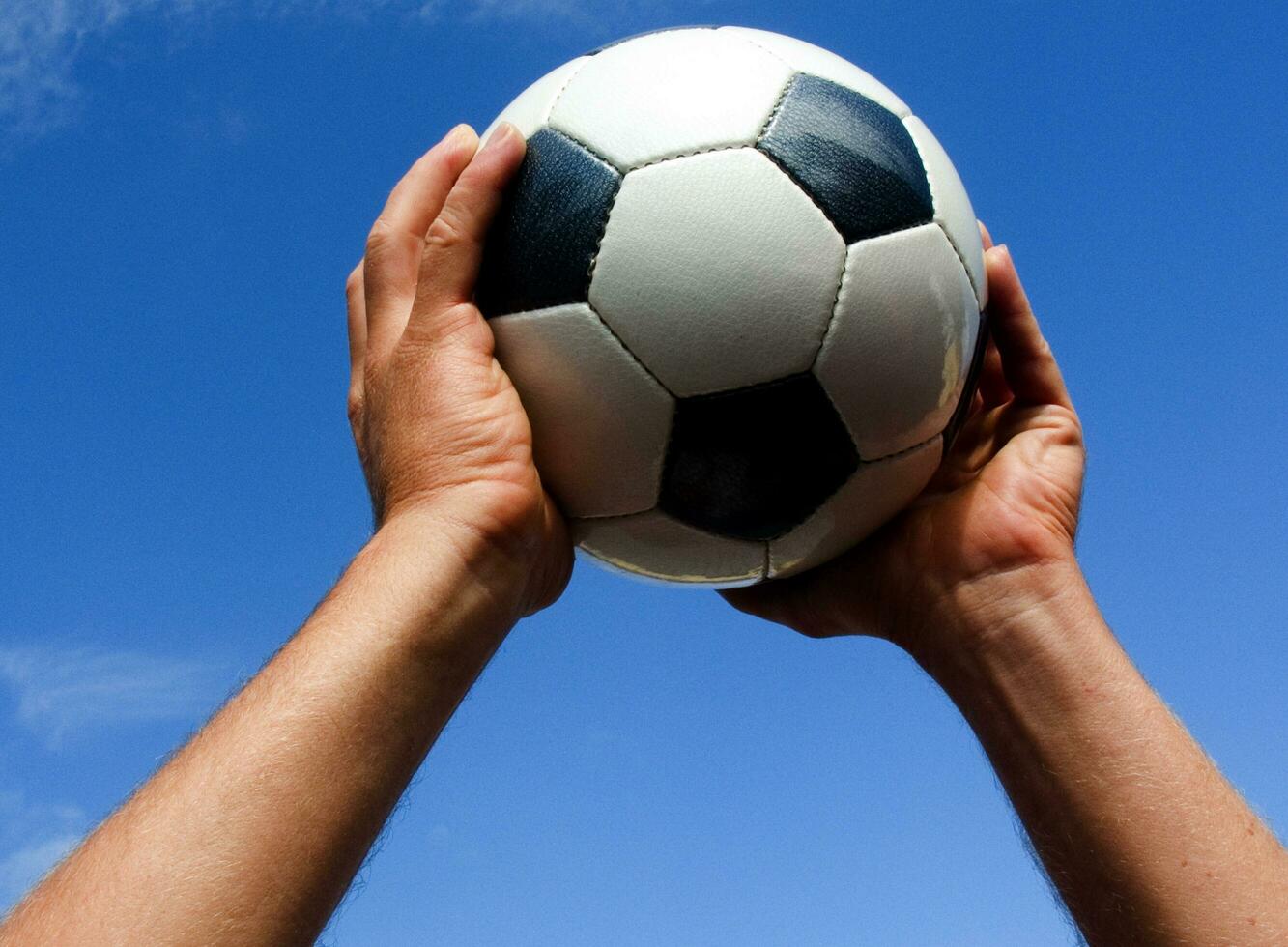 ein schließen oben von ein Fußball Ball mit Leder foto