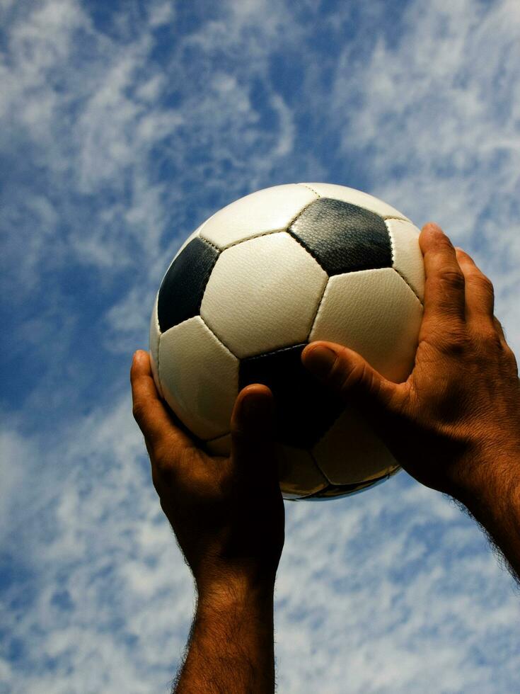 ein schließen oben von ein Fußball Ball mit Leder foto