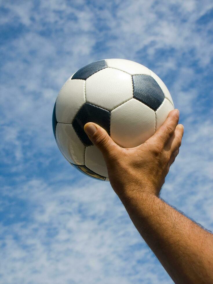 ein schließen oben von ein Fußball Ball mit Leder foto