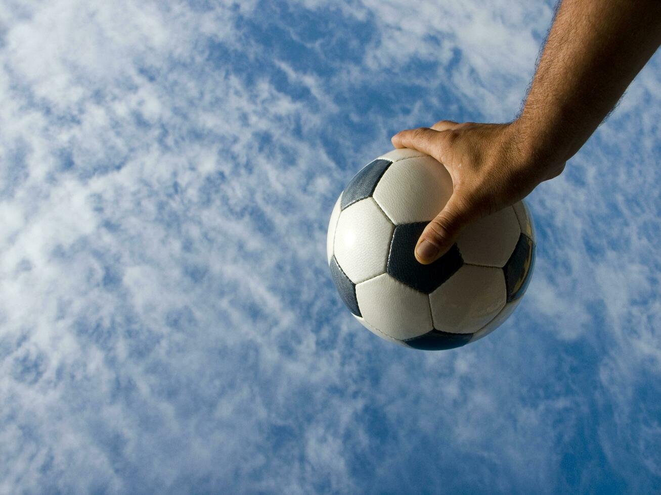 ein schließen oben von ein Fußball Ball mit Leder foto