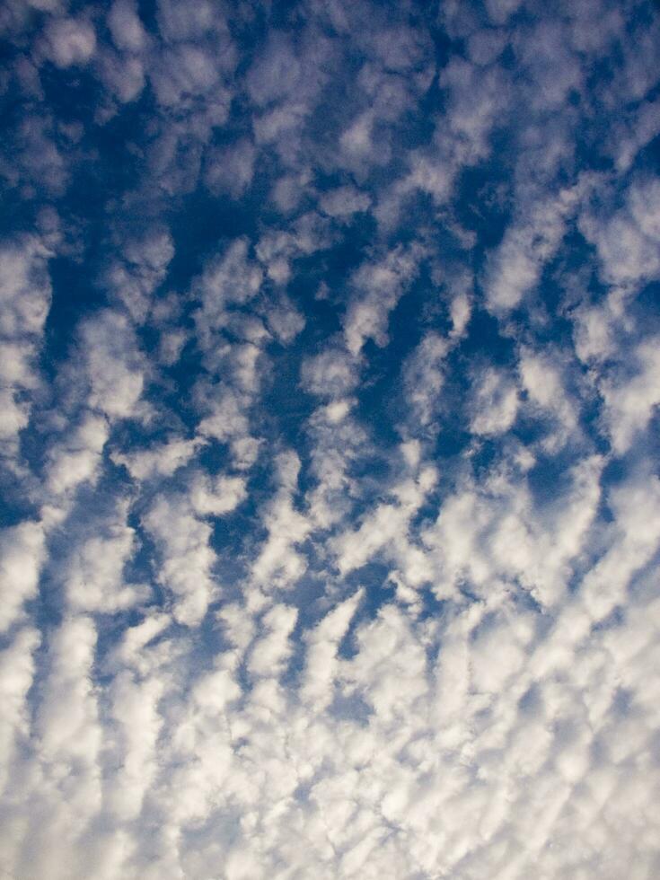 ein Aussicht von das Himmel mit Wolken und Sonne foto