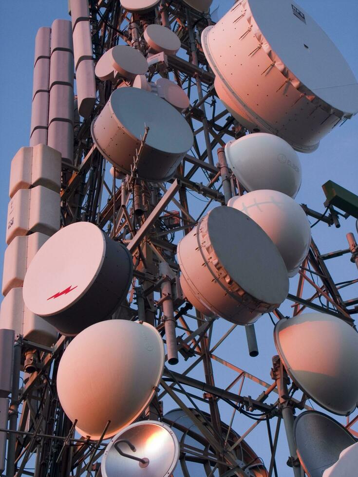 ein Turm mit viele anders Typen von Antennen foto