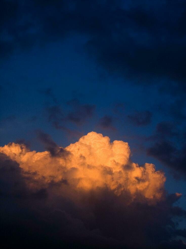 ein Jet Flugzeug fliegend durch ein wolkig Himmel foto