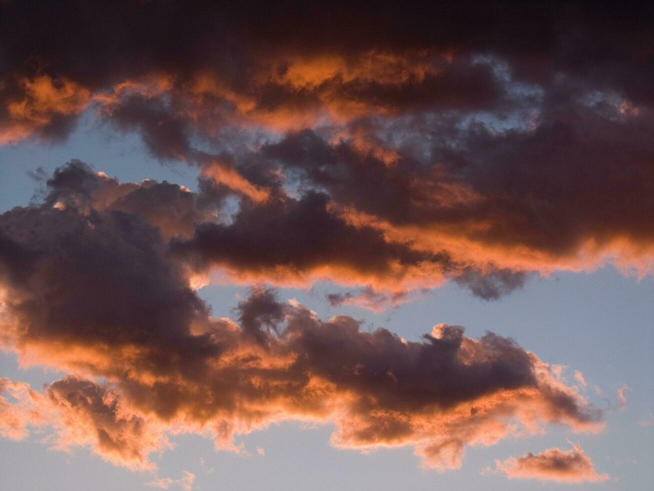 ein Jet Flugzeug fliegend durch ein wolkig Himmel foto