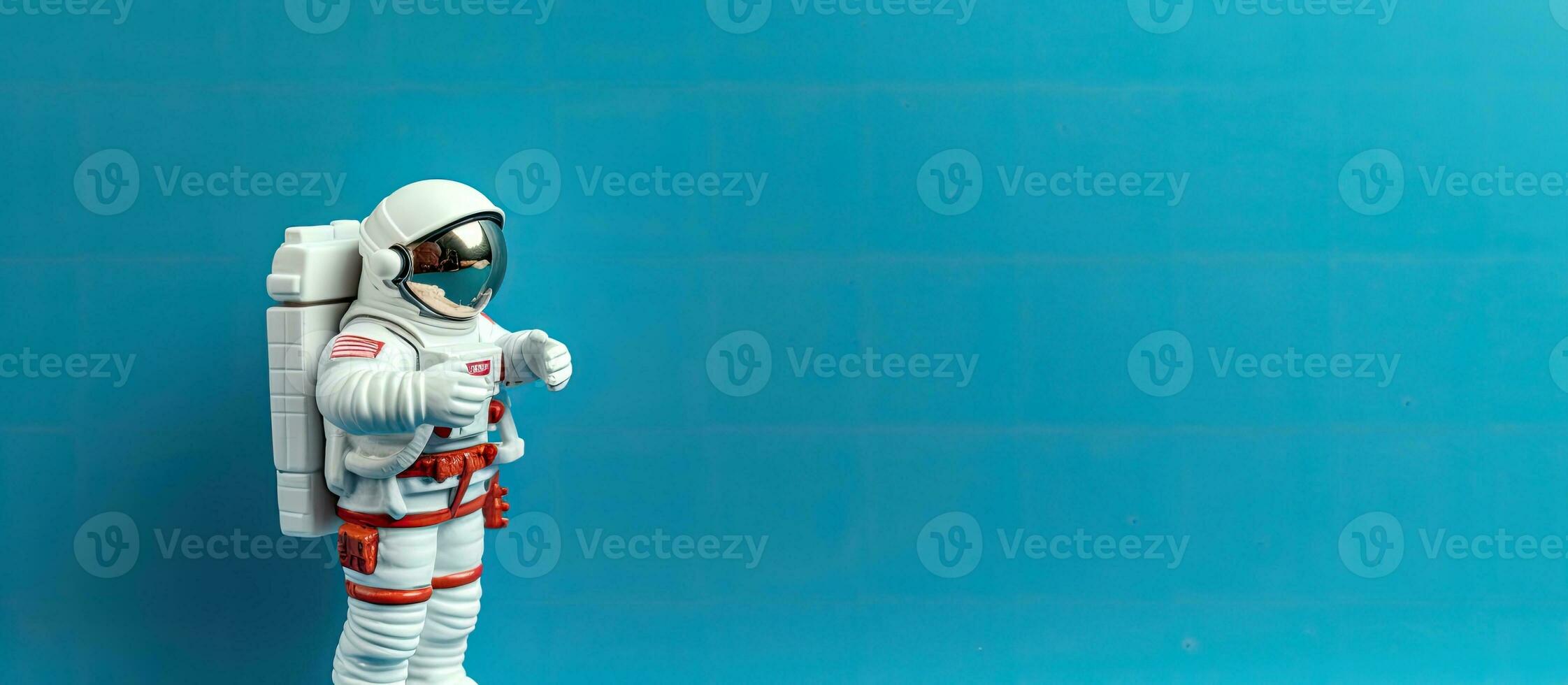 ein Nahansicht Foto von ein Plastik Spielzeug Astronaut Zahl auf ein Blau Hintergrund mit Kopieren Raum. ist