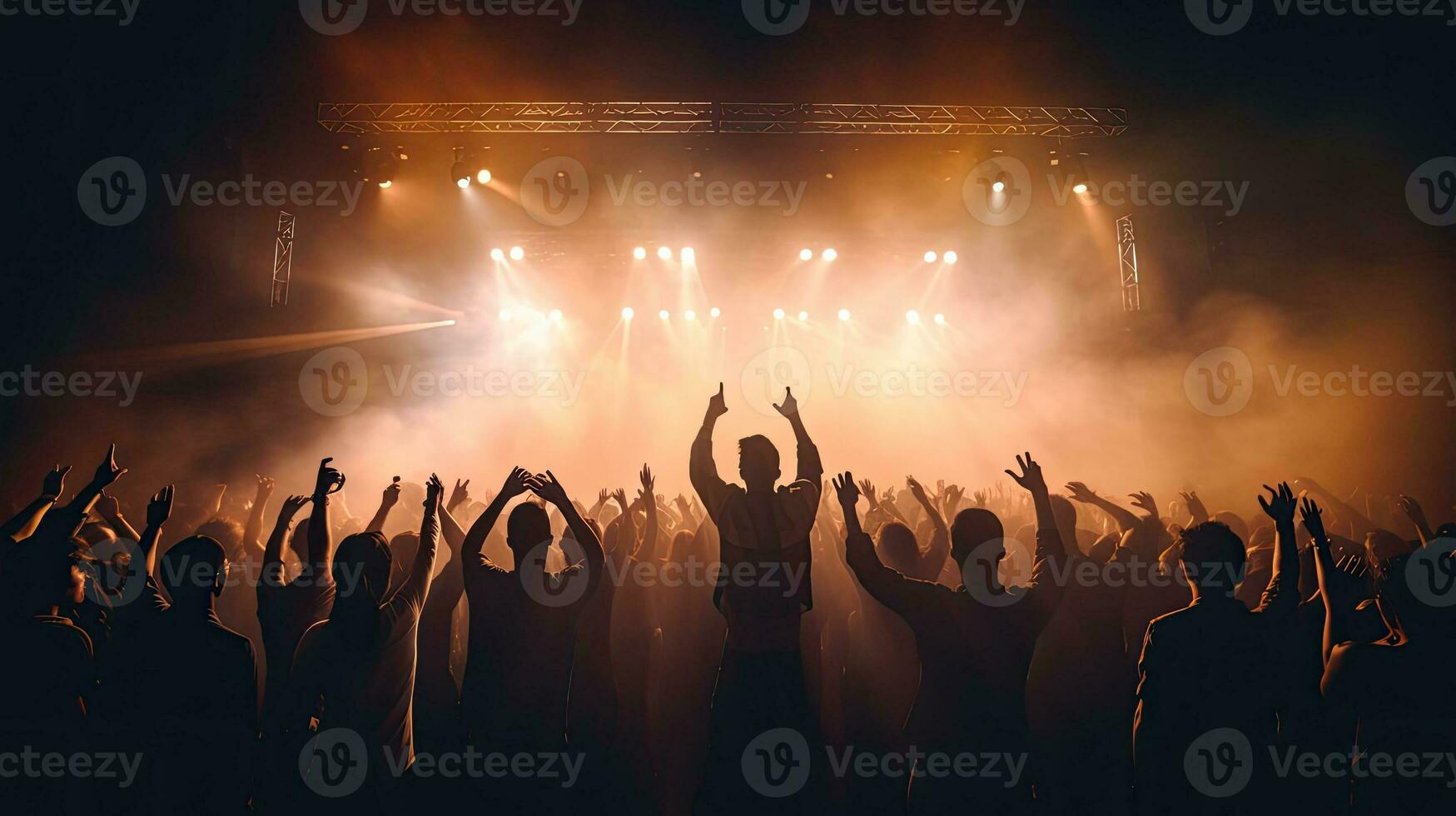 Publikum erziehen Hände genießen Leben Musik- Festival Konzert Felsen Band durchführen auf draussen Bühne im Scheinwerfer foto