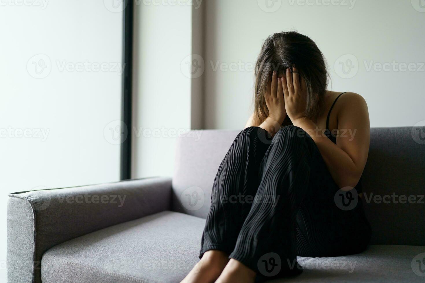 traurig Frau Denken Über Probleme Sitzung auf ein Sofa verärgert Mädchen Gefühl einsam und traurig von Schlecht Beziehung oder deprimiert Frau Störung mental Gesundheit. foto
